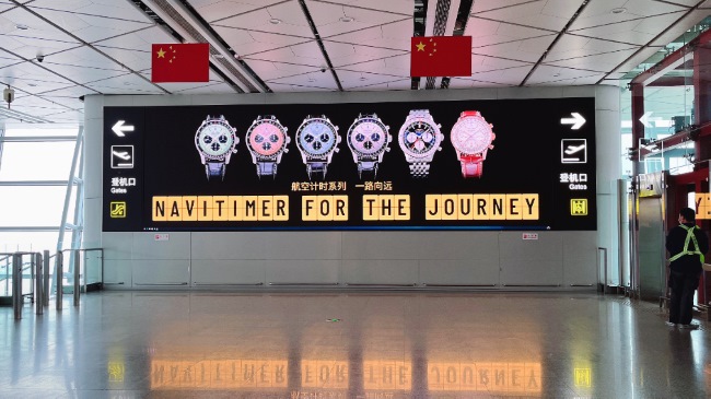 西安机场广告价格，西安咸阳机场T3航站楼登机通廊LED大屏广告