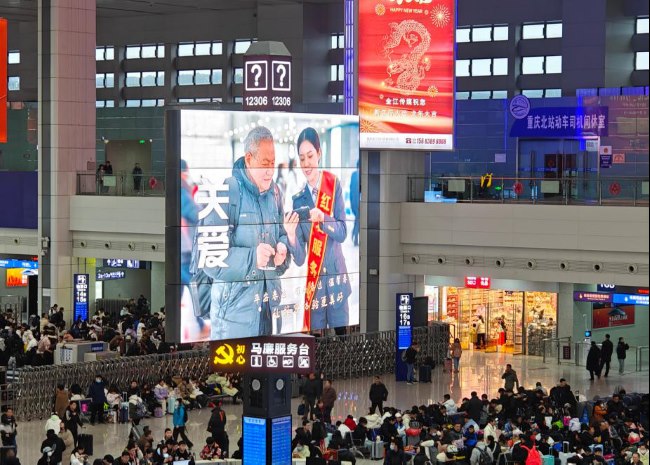 重庆北站候车大厅服务台招牌LED大屏广告，重庆北高铁站广告价格收费