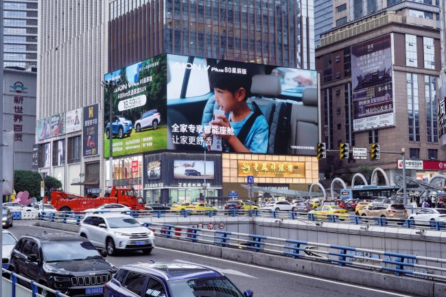 重庆观音桥融恒折角盈嘉中心LED大屏广告，重庆LED大屏广告价格收费
