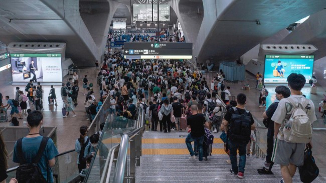 广州南站出站通道灯箱广告投放，广州南高铁站大屏广告价格