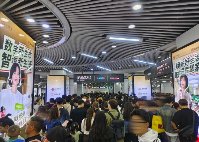 长沙地铁五一广场换乘站厅包柱灯箱广告，长沙地铁广告价格