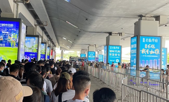 湛江西站进出站广场户外包柱灯箱广告，湛江西高铁站广告价格