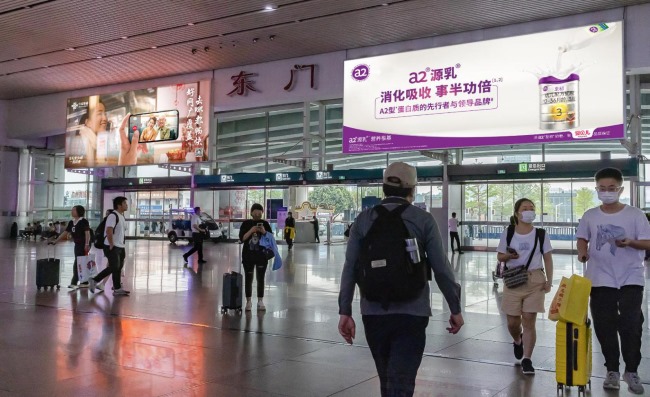 广州南站出站口上方灯箱广告投放，广州南高铁站大屏广告价格