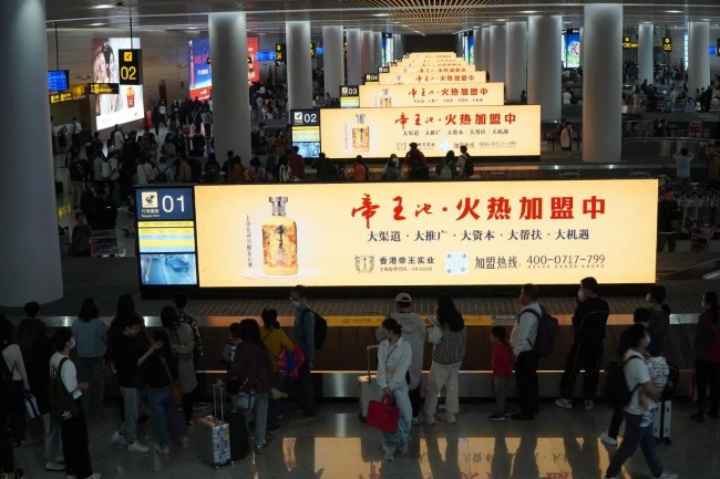 西安机场有哪些广告位？T5航站楼的人流量占比多少？投放哪个航站楼性价比高？