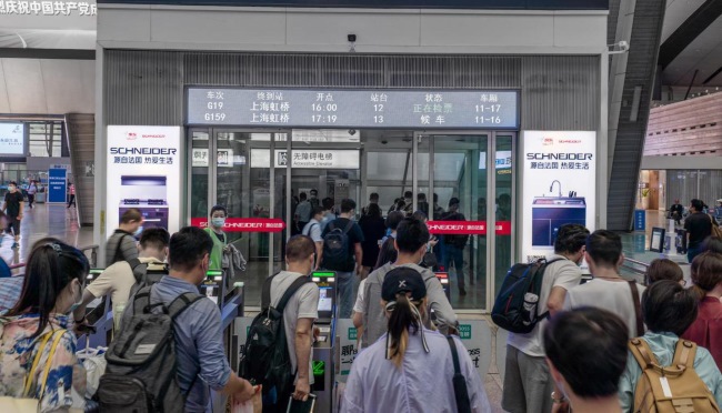 北京南高铁站检票口玻璃门贴墙贴广告投放，北京南站广告价格