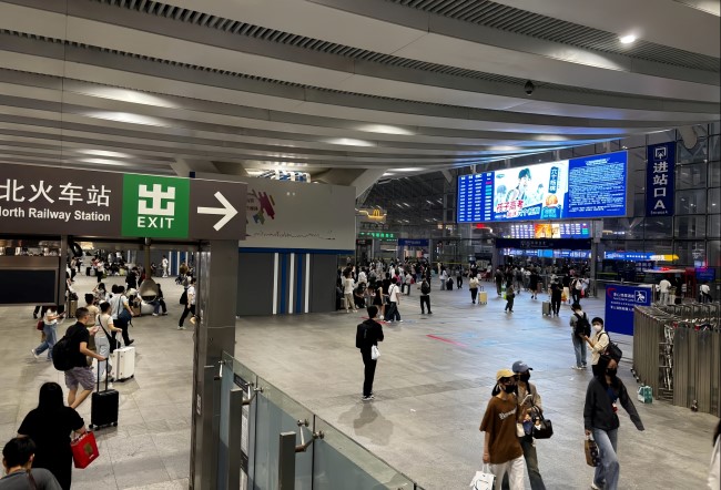 深圳北高铁站进站口上方LED广告，深圳北站棚大屏广告投放价格