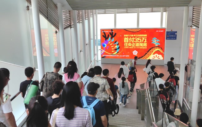 海口东高铁站出站口LED广告，海口东站扶梯正对大屏广告投放价格
