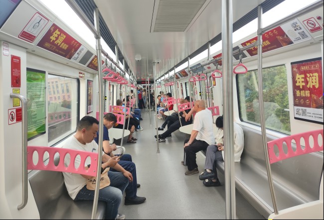 重庆地铁列车语音冠名价格，重庆地铁车厢播音导向广告投放