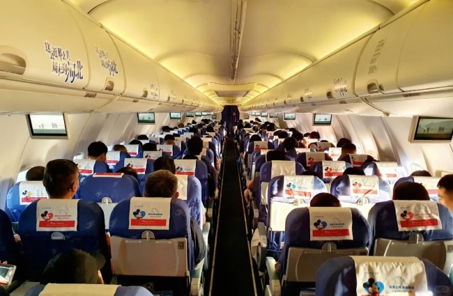 河北航空机舱电视广告投放，河北航空飞机客舱桌板贴广告价格