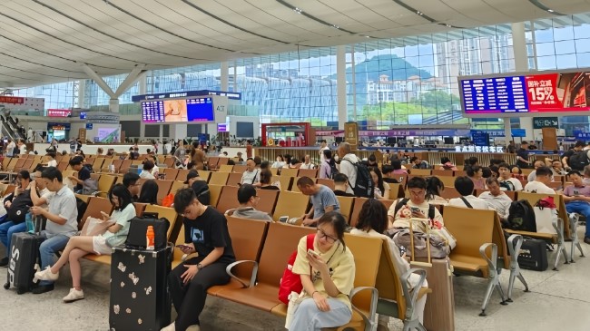 深圳北高铁站安检口候车区上方LED广告，深圳北站大屏广告投放价格
