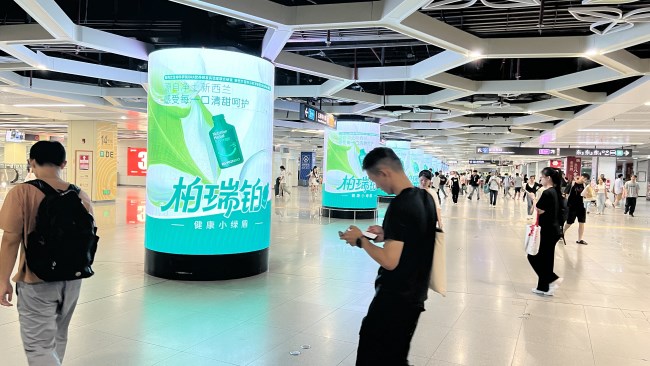 深圳东火车站包柱LED广告投放，布吉地铁站大屏广告价格