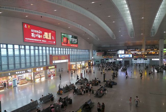 福州站广告候车大厅上方站棚灯箱投放，福州火车站广告案例