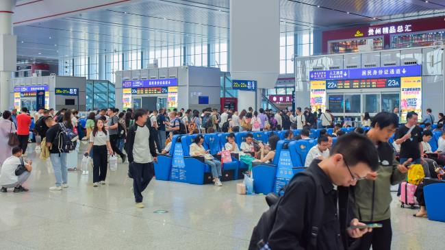 贵阳北站候车大厅检票口两侧大屏广告，贵阳北高铁站LED广告