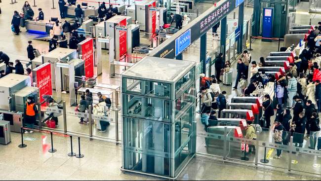 上海虹桥高铁站进站安检口LED广告投放，上海高铁站广告价格