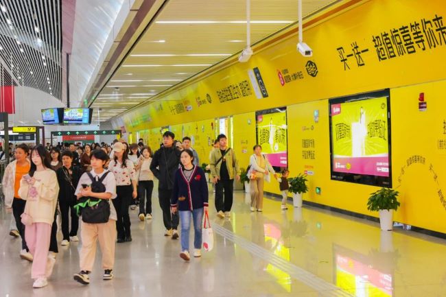 重庆观音桥地铁品牌专区：商圈核心的视觉传播阵地