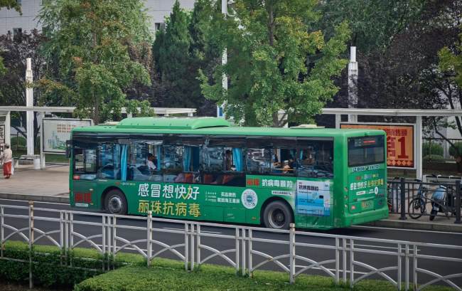 大连公交车身广告：流动网络中的品牌渗透之道