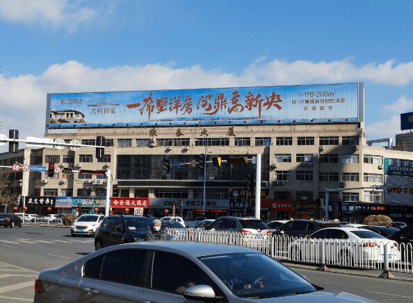 潍坊户外大牌三面翻广告价格收费多少钱？潍坊楼体广告牌位置优势