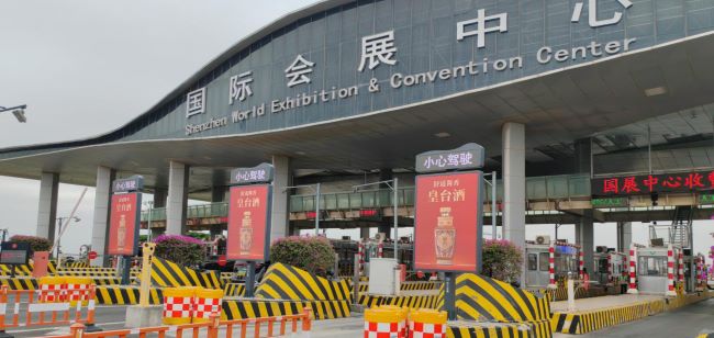 深圳国际会展中心收费站联排LED大屏：交通要塞的视觉焦点