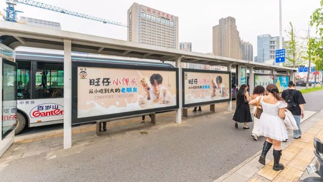 武汉公交候车亭广告：城市静态客流的高效触达之道