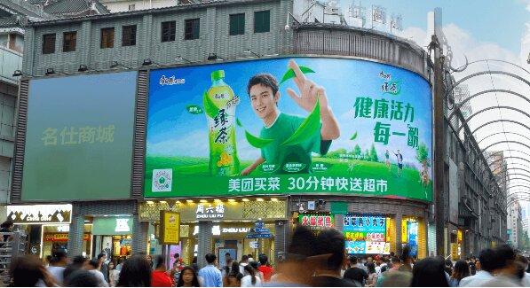 当深圳东门步行街户外大牌广告遇上科目三，阁下又该如何应对？