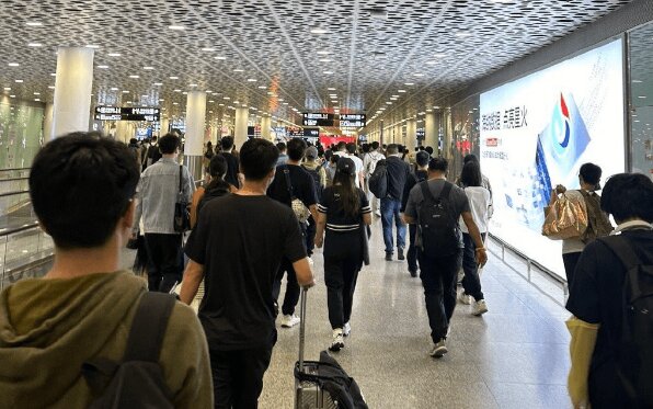 深圳机场春运广告位价格多少钱？深圳宝安机场到达广告牌假期返程