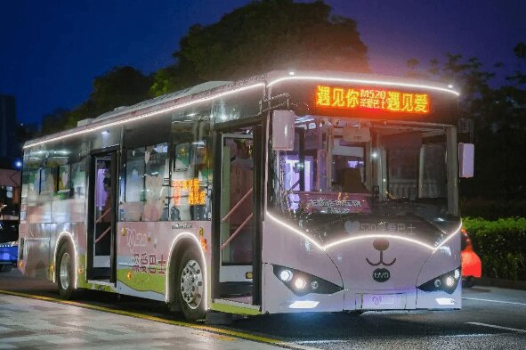 深圳公交广告520经典粉红涂装案例，深圳公交车身广告价格线路优势