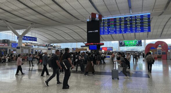 深圳北站LED屏广告价格，深圳北高铁站服务台三角旋转屏广告报价