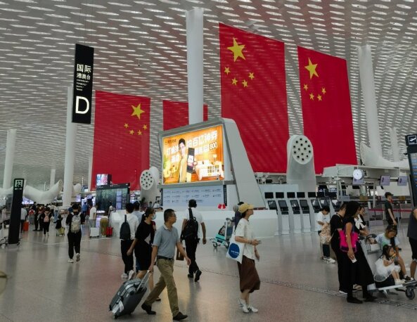 深圳机场出发值机广告牌旁的大莲蓬是干啥用的？深圳机场广告价格