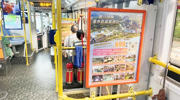 深圳公交车内广告价格多少钱位置？深圳公交看板框架广告酒店景区