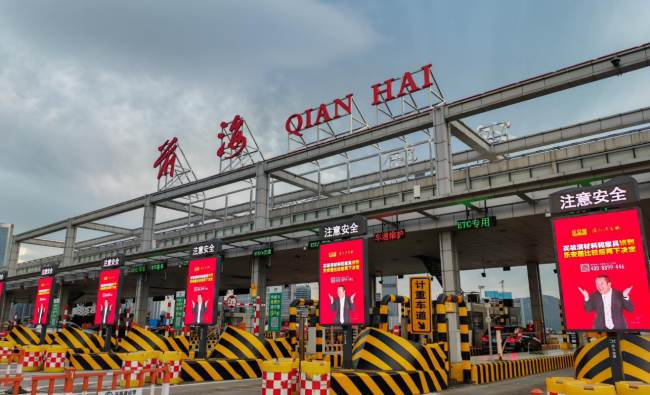 深圳沿江高速前海收费站LED大屏：大湾区枢纽的精准广告触达