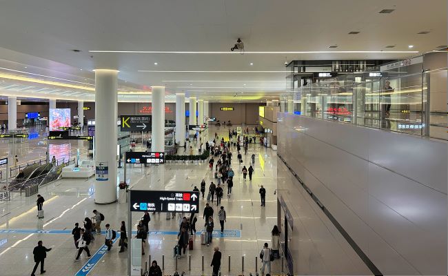 成都地铁天府机场站LED包柱大屏：空铁联运的视觉焦点