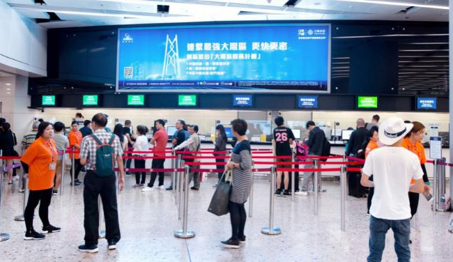 香港西九龙站售票厅灯箱：跨境客流的关键视觉触点