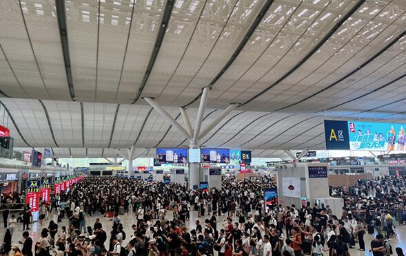 深圳北站LED广告多少钱深圳北站候车大厅吊顶巨屏LED广告效果