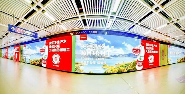武汉地铁广告媒体迎来改造升级，“灯箱+墙贴”化身“超级灯箱”！
