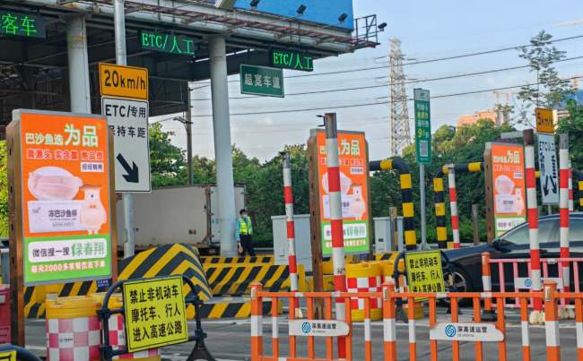 深圳福民收费站联排LED屏：交通要塞的精准视觉通道