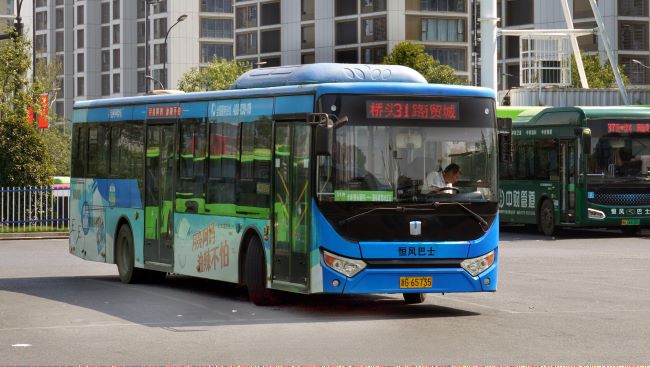 义乌公交车身广告：城市动脉上的移动视觉名片