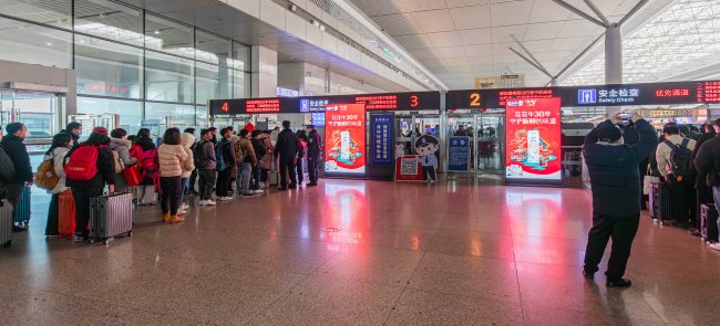 郑州东站安检口LED屏：枢纽动线的高频触达视窗