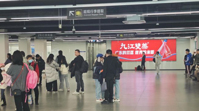 12㎡的视觉焦点：解析佛山机场到达通廊灯箱的传播力