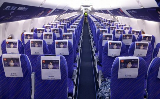 JBL耳机-机舱广告