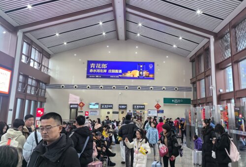 第一户外传媒-峨眉山站-候车大厅两侧墙面灯箱