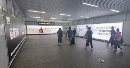 第一户外传媒-峨眉山站-进站通道墙面灯箱