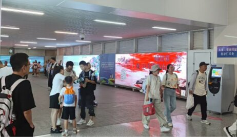 第一户外传媒-峨眉山站-出站通道墙面灯箱