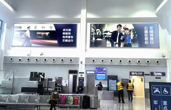 第一户外传媒-朝天站-候车厅墙面灯箱