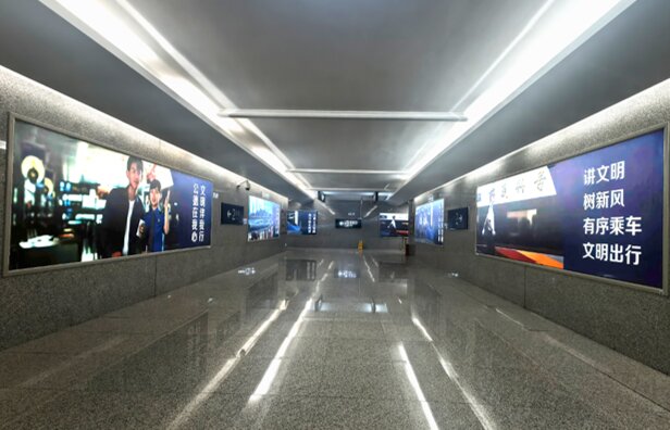 第一户外传媒-朝天站-进出站通道墙面灯箱