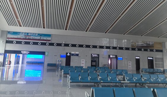第一户外传媒-内江东站-候车厅两侧墙面灯箱