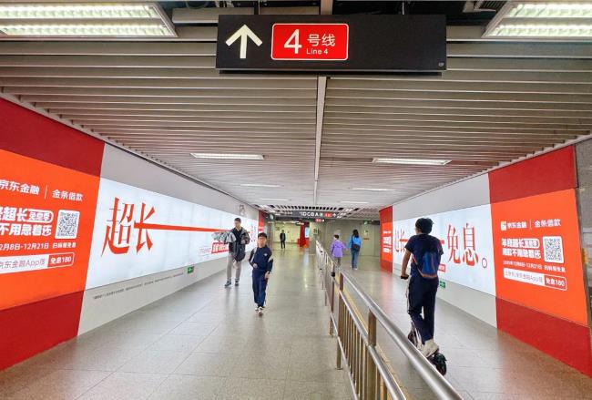 深圳地铁三号线四号线换乘通道墙面广告的规模化展示策略