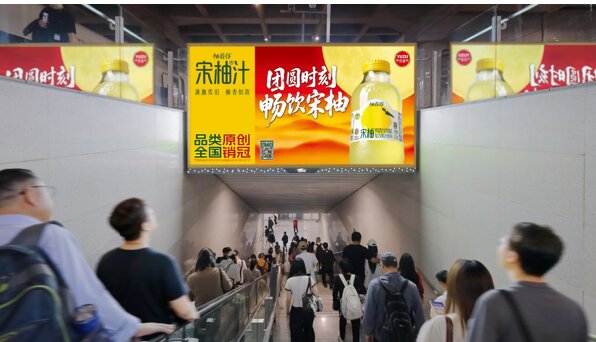 第一户外传媒-宁波站站台层出站梯顶灯箱