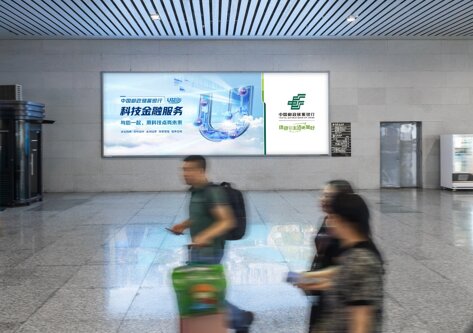 第一户外传媒-宁波站进出站通道交汇层墙面灯箱