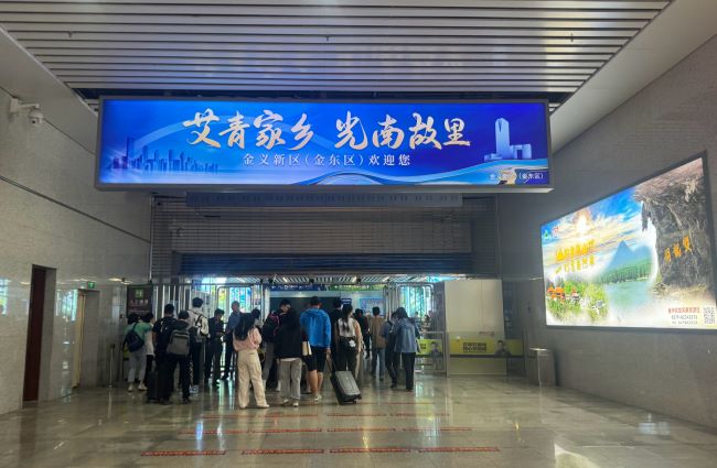 金华南站横长超7米的双面灯箱在狭窄通道中的视觉张力