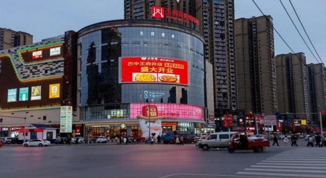 巴中秦巴大道沿线地标商圈LED大屏广告盘点